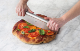 Pizzaschneider mit scharfer Edelstahlklinge, 35 cm.