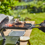 OONI | wendbare Grillpfanne aus Gusseisen | mit abnehmbaren Griffen und Untersetzer